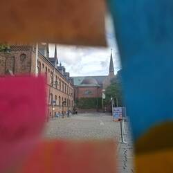 Blick durch die Dankezettel zum Dom