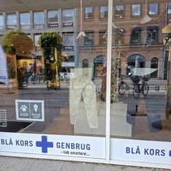 Blaues Kreuz Second-Hand-Geschäft, spannend sortiert