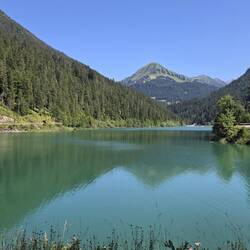 Vorbei am Stausee