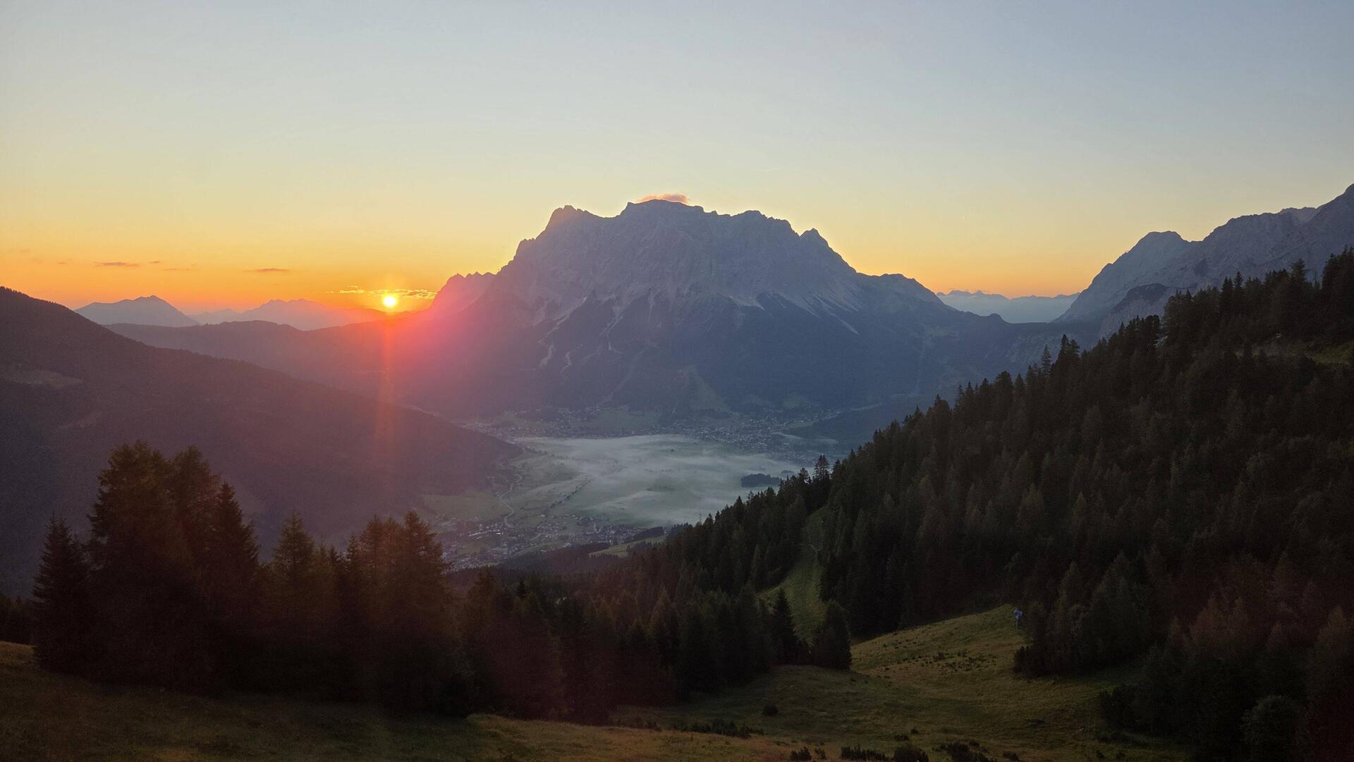 Sonnenaufgang hinter der Zugspitze - Blick aus dem Schlafzimmerfenster