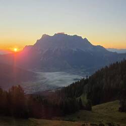 Sonnenaufgang hinter der Zugspitze - Blick aus dem Schlafzimmerfenster