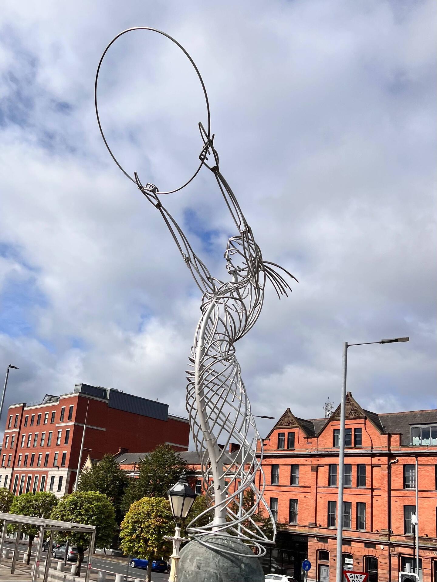 Statue symbolisiert Freiheit und Frieden