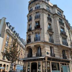 Stunning Parisian Hausmann building with a boulangerie underneath