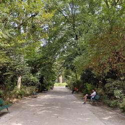 Walking through the gardens, another Parisian oasis