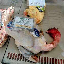 Nothing is missing from the fresh poultry at le marche