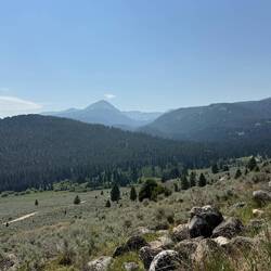 Aufgrund der vielen Waldbrände ist es im Moment "hazy" und dadurch nicht sehr weitsichtig.