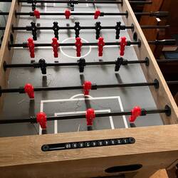 Der Tischkicker in der Kirche spielt mit 3 Torhütern! 🤣