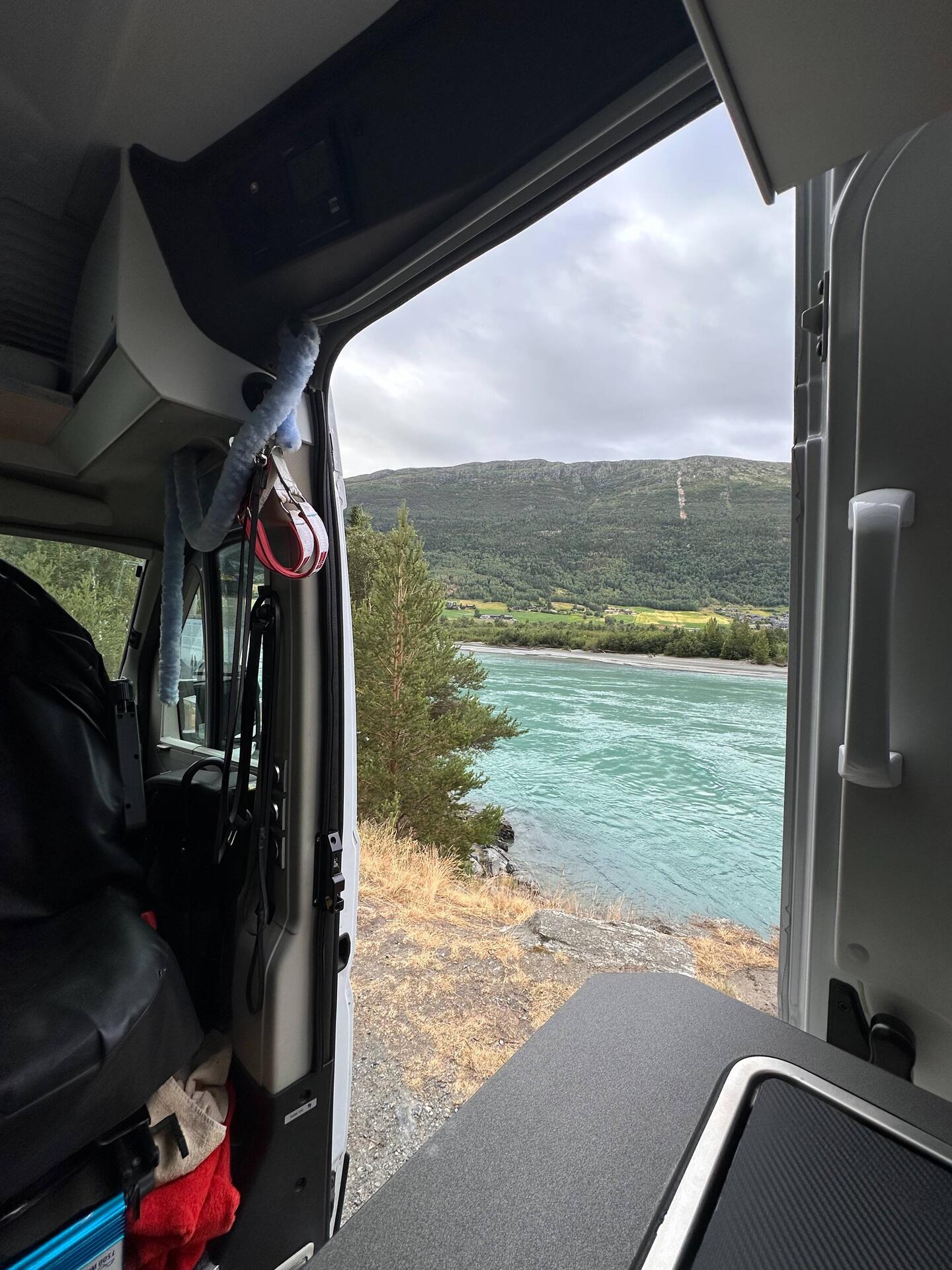 Blick aus dem Camper am Stellplatz in Lom