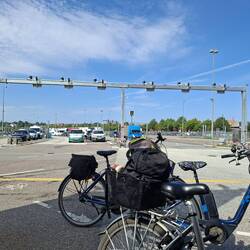 Diesmal dürfen die Zweiräder zuerst an Bord von den Fahrzeugen