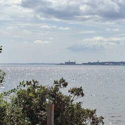 Blick nach Helsingör zum Schloss Kronborg, das Hamlet-Schloss (unsere Hin-Fähre hieß "Hamlet"!)