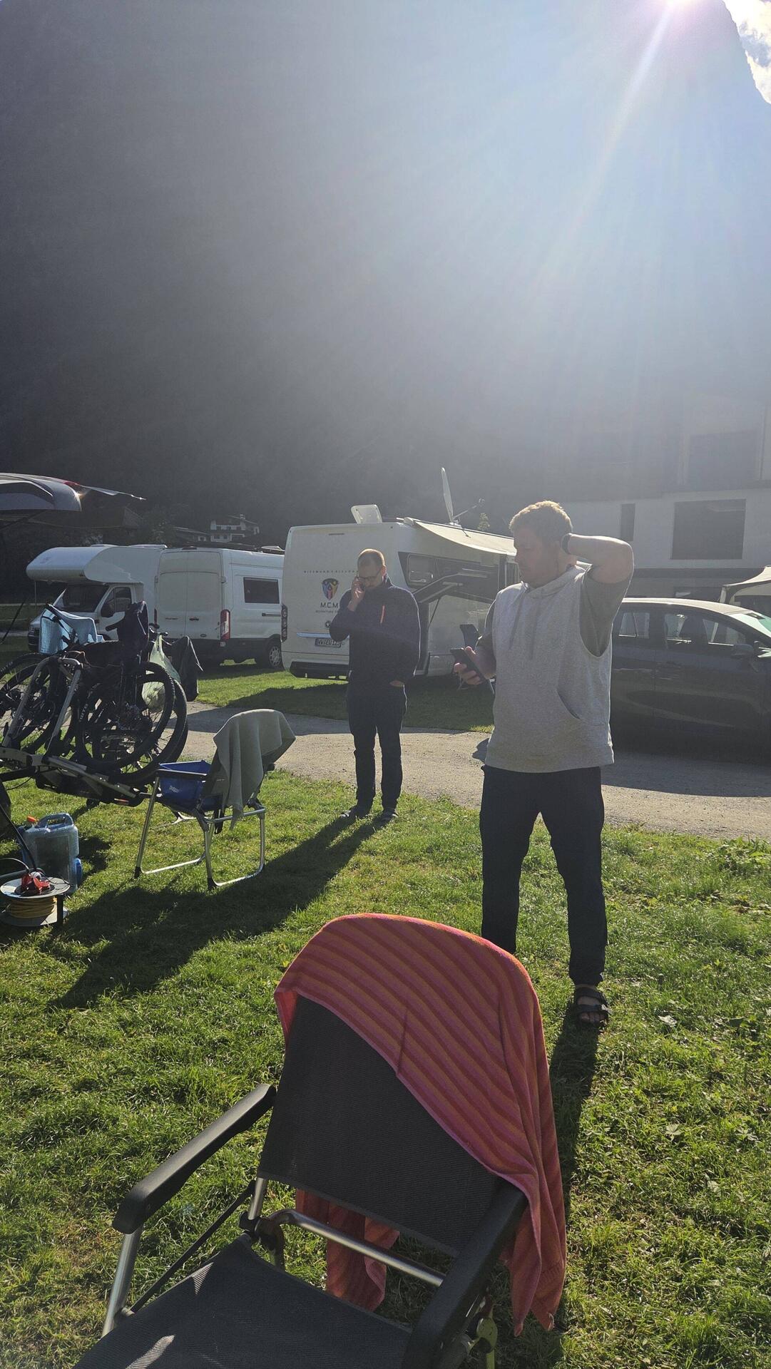 Die Männer telefonieren Campingplätze ab, ohne Erfolg.