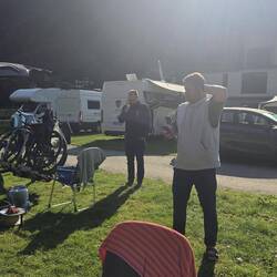 Die Männer telefonieren Campingplätze ab, ohne Erfolg.