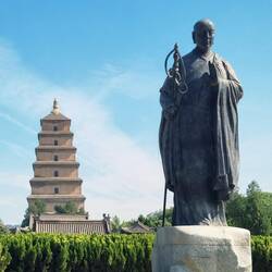 ... mit dem Mönch Xuanzang davor.