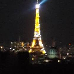 Eiffelturm beleuchtet (Blick aus dem 7. Stock des Hotels)