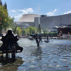 Der Tinguely Brunnen, dahinter das Theater