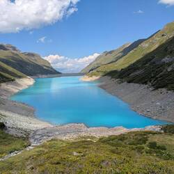 Lac de Moiry. Links ist der Wanderweg