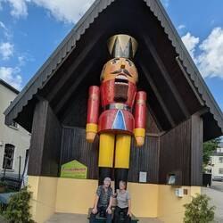 Am Eingang des Nussknackermuseums im Erzgebirge (Neuhausen)