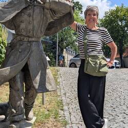 Mit einer der vielen Bronzestatuen in Freiberg