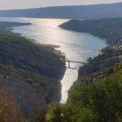 Am Ende der Schlucht glitzert der Lac de Saint-Croix