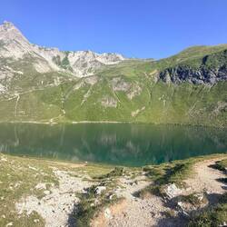 Vorbei am ersten See (baden leider nicht erlaubt)