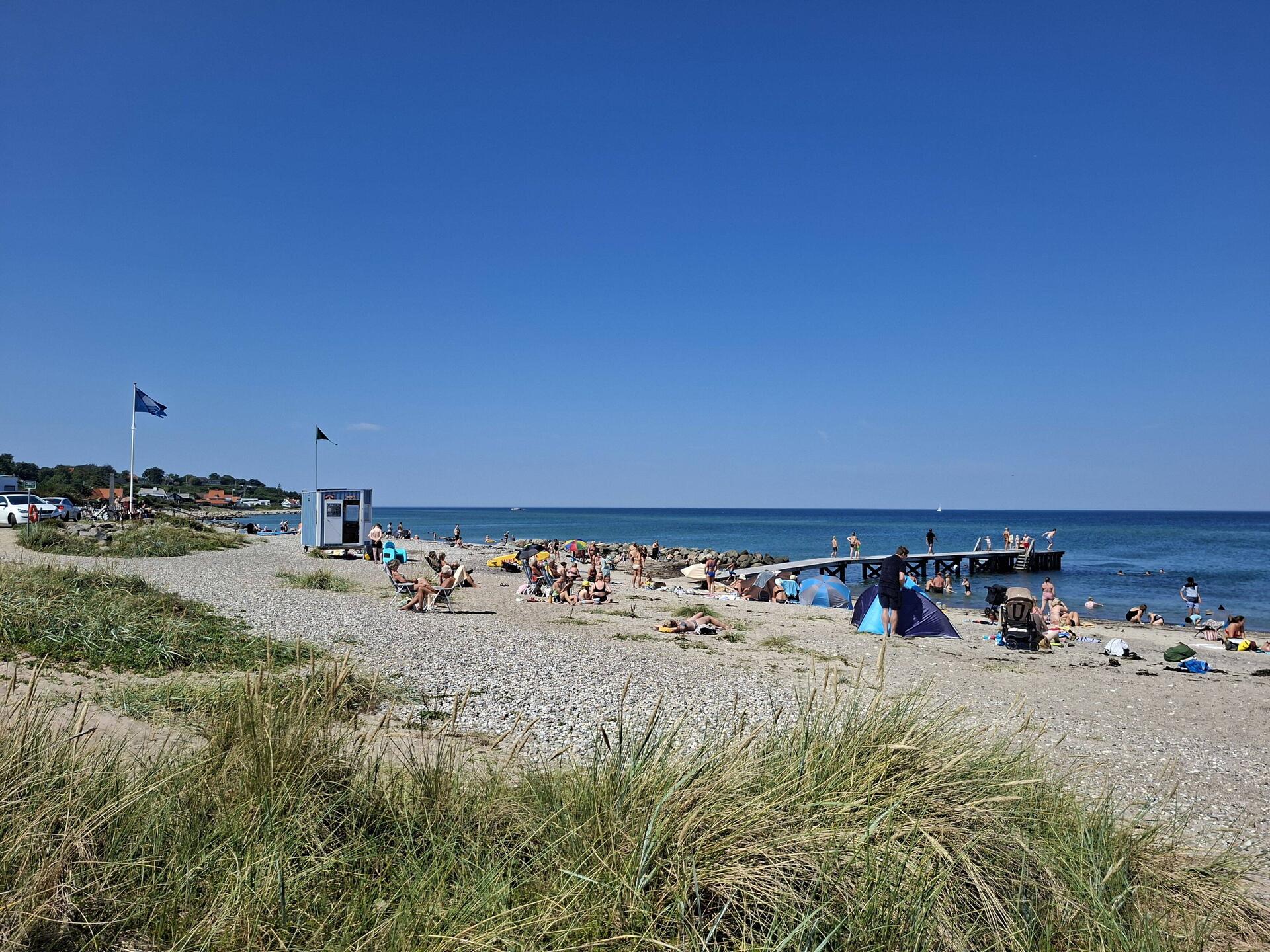 Weststrand von Gilleleje mit Blauer Flagge ...