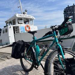Nicht ganz so historisches Velotraum vor der ehrwürdigen SKJÆLØY II