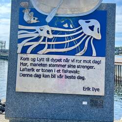 Quallen so positiv zu bedichten käm mir nicht in den Sinn... verleiden mir oft das Schwimmen hier...