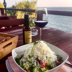Shopska Salat und echt leckerer mazedonischer Rotwein