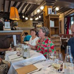 Abendessen im "Le Basilic" (Reiseführerin im bunten Kleid)