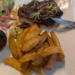 Hauptspeise (Steak, Pommes, Salat)