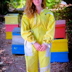 A 22-year old Turkish woman who went into beekeeping ... FAO's Food Heroes exhibit — MuNe.