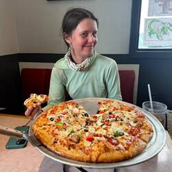 Road Runner mit einer riesengrossen Pizza 🍕