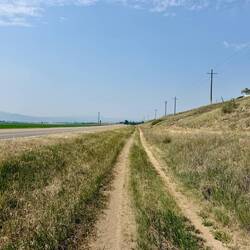 Am Nachmittag konnten wir zum Glück lange paralell zur Strasse auf einem Weg laufen.
