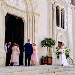 The bride arrives at the Eglise Notre Dame, on foot and flustered!