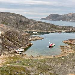 Four wrecks are in the natural harbor that seems extremely well sheltered.