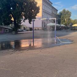 Diese Wasser sprühenden Tore gibt's hier öfter. Sehr erfrischend 😅