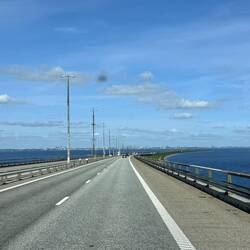 Die künstlich angelegte Insel Peberholm liegt vor uns.