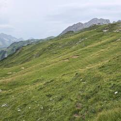 Die Hütte in Sicht und Gewitter im Anmarsch