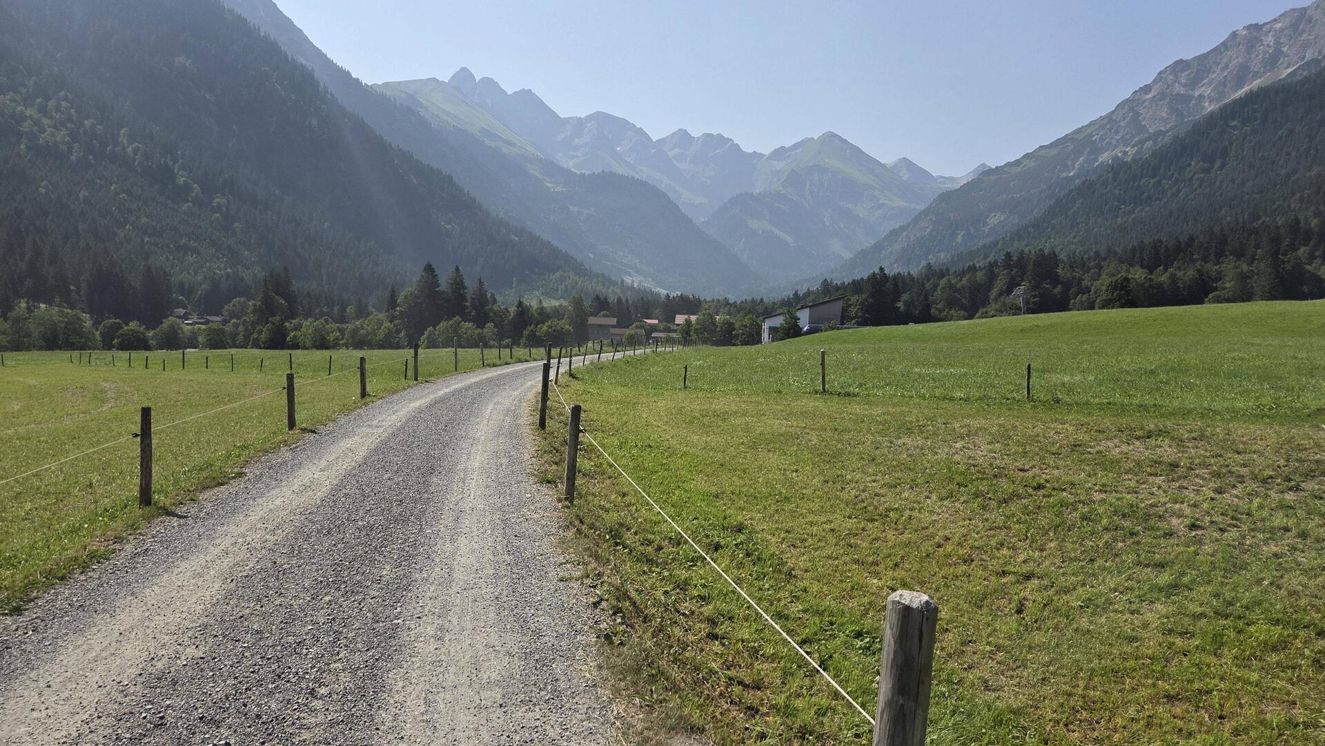 Erstmal wieder lange flach auf Forstwegen