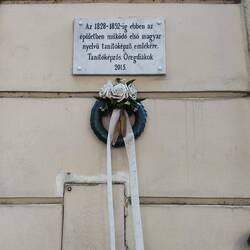 Wreath dedicated to the first Hungarian-language teacher training school, from 1828-1852