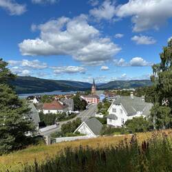 Schöner Blick über Lillehammer beim Aufstieg zur Velotour