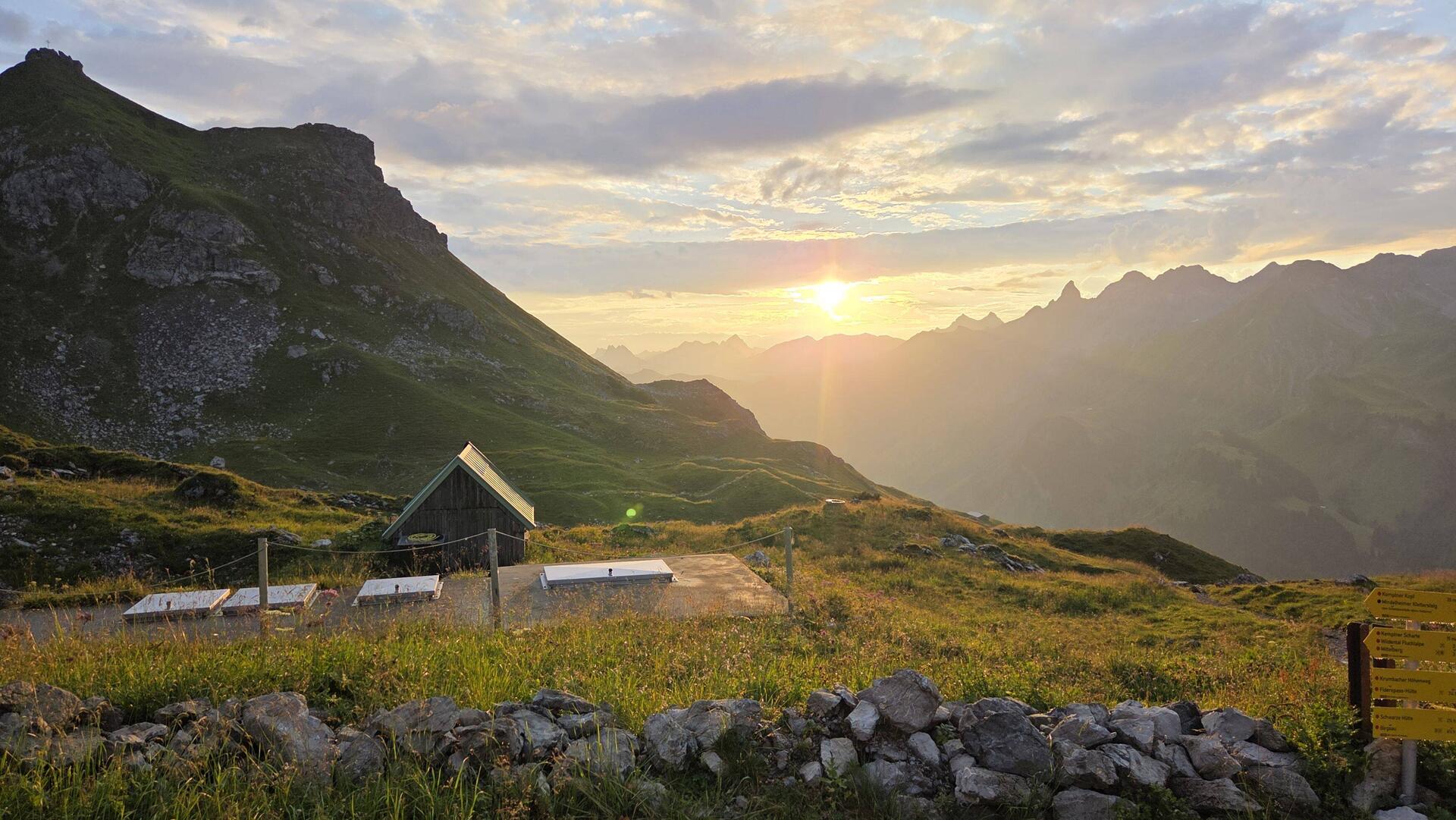 Sonnenaufgang auf der Mindelheimer Hütte ☀️