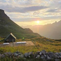 Sonnenaufgang auf der Mindelheimer Hütte ☀️