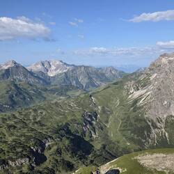 Gipfelausblick - rechts der Widderstein den wir wegen Regen mittags leider nicht machen konnten
