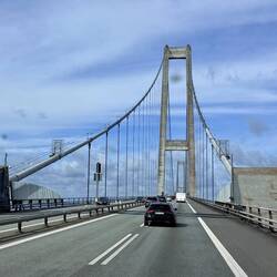 Beeindruckend ist die Ostbrücke mit ihrer Hauptspannweite von 1'624 Metern.