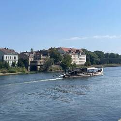Many types of boats running the river