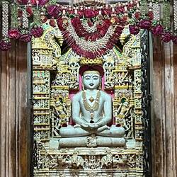 Beim Buddha der Jain sind die Augen immer weit offen