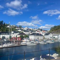 Tvedestrand. Hier 'stranden' eher Menschen, die 'das Geld' für sich arbeiten lassen...