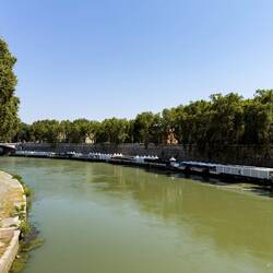 Crossing the Tevere — Roma, Italy.
