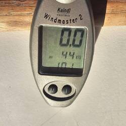 44 Knoten, etwa 80 km/h Wind (oder besser Sturm)